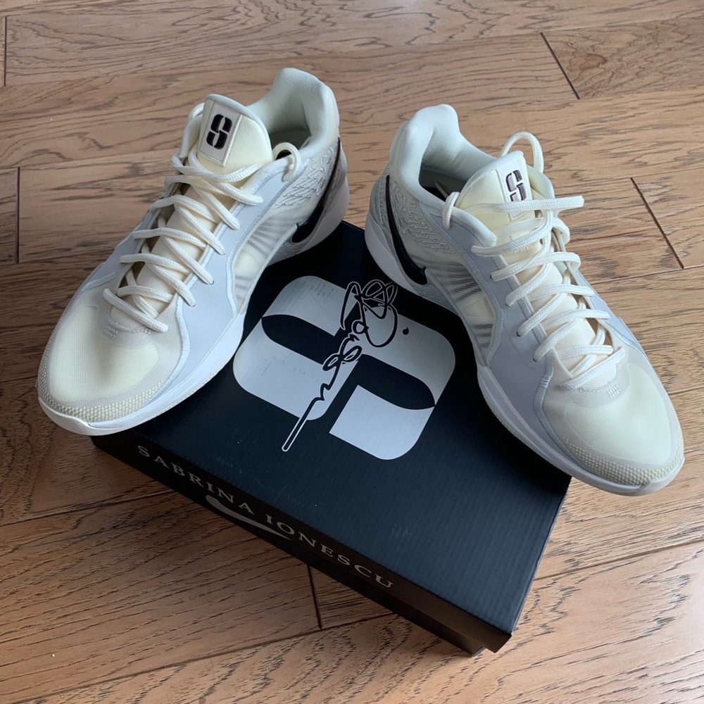 Nike Sabrina 2 Cream Athletic Shoes Sleek Low-Top Design